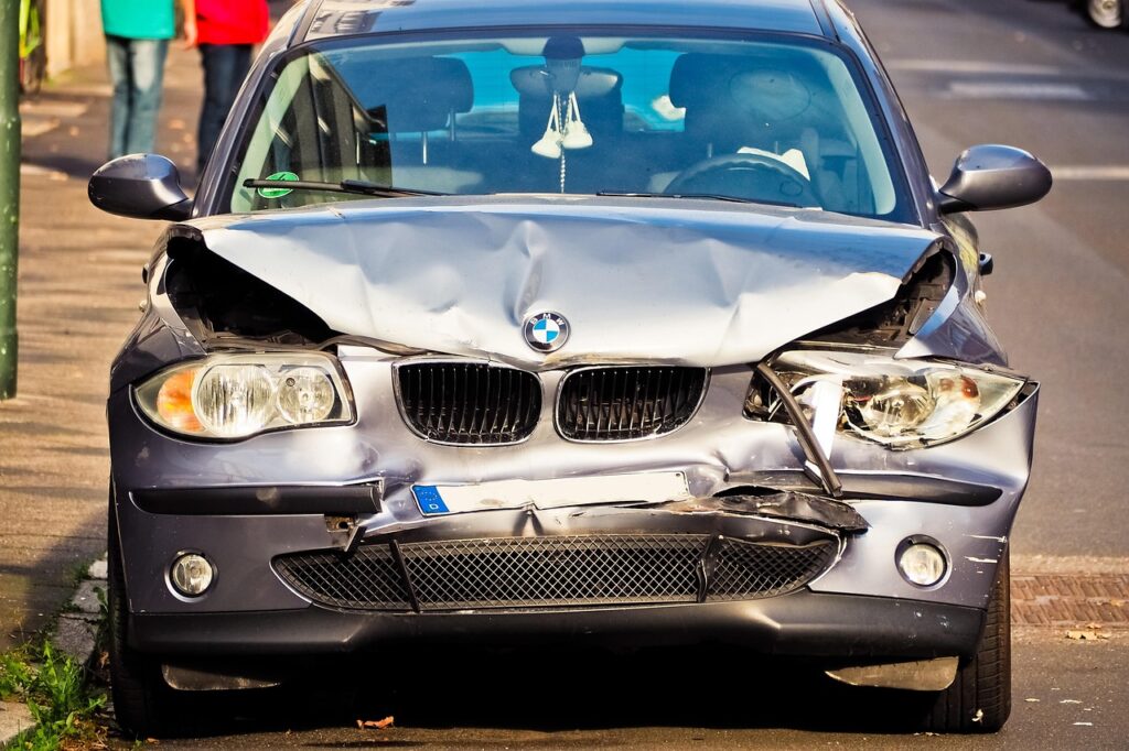 toont een auto die een ongeluk heeft gehad, door een autoverzekering kom je er ook zonder al te veel financiele kleerscheuren vanaf